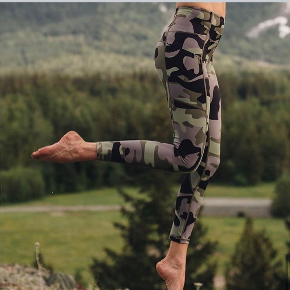EXCELLENT CONDITION GREEN CAMO ZIPPER POCKET LIGHT N TIGHT 7/8 LEGGINGS SIZE 4